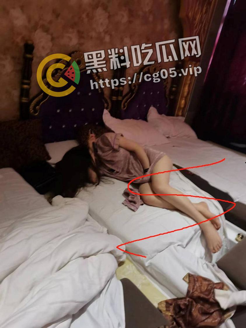 奇葩捉奸！狗男女足浴店内偷情还带俩娃 这就是破鞋的家庭教育吗 捉奸现场流出-1