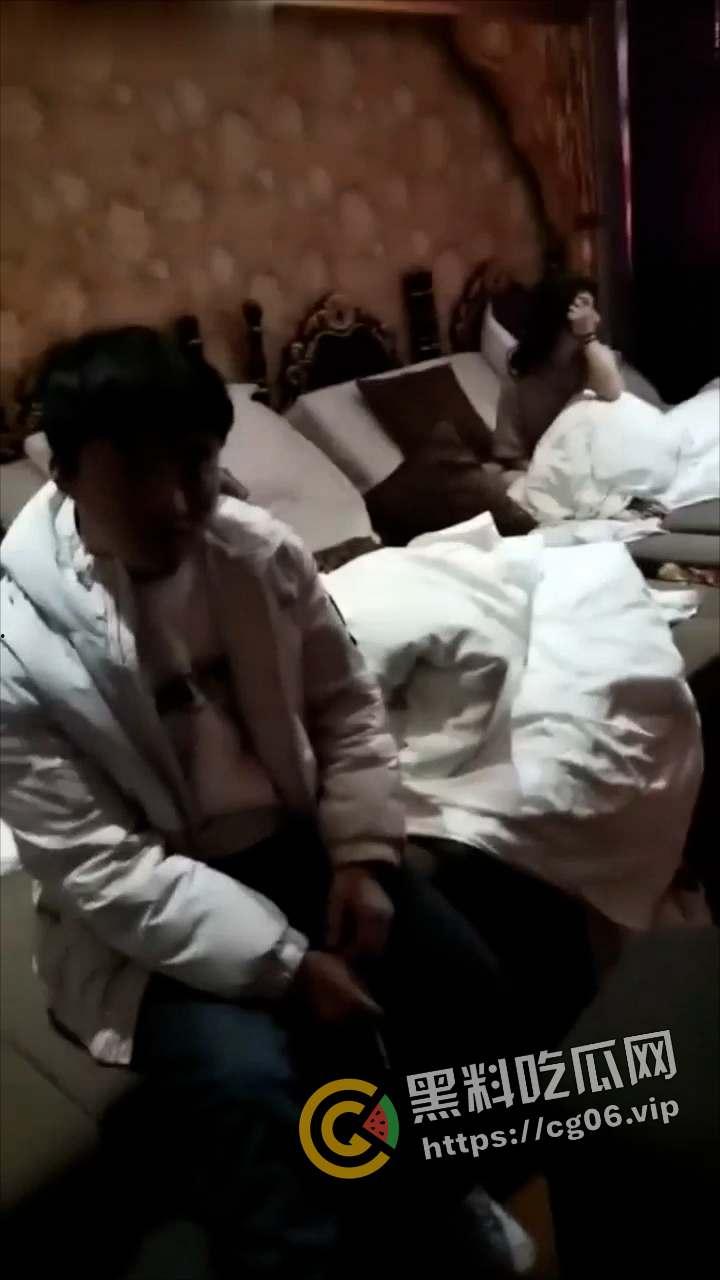 奇葩捉奸！狗男女足浴店内偷情还带俩娃 这就是破鞋的家庭教育吗 捉奸现场流出-4