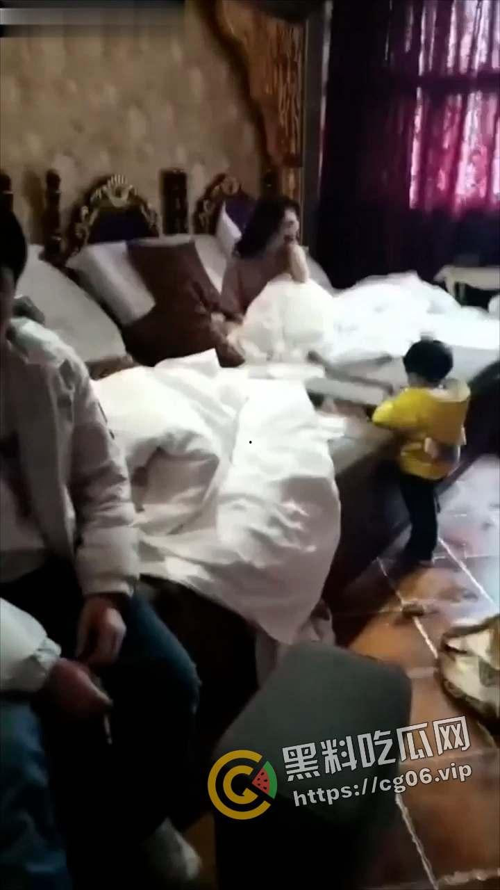 奇葩捉奸！狗男女足浴店内偷情还带俩娃 这就是破鞋的家庭教育吗 捉奸现场流出-5