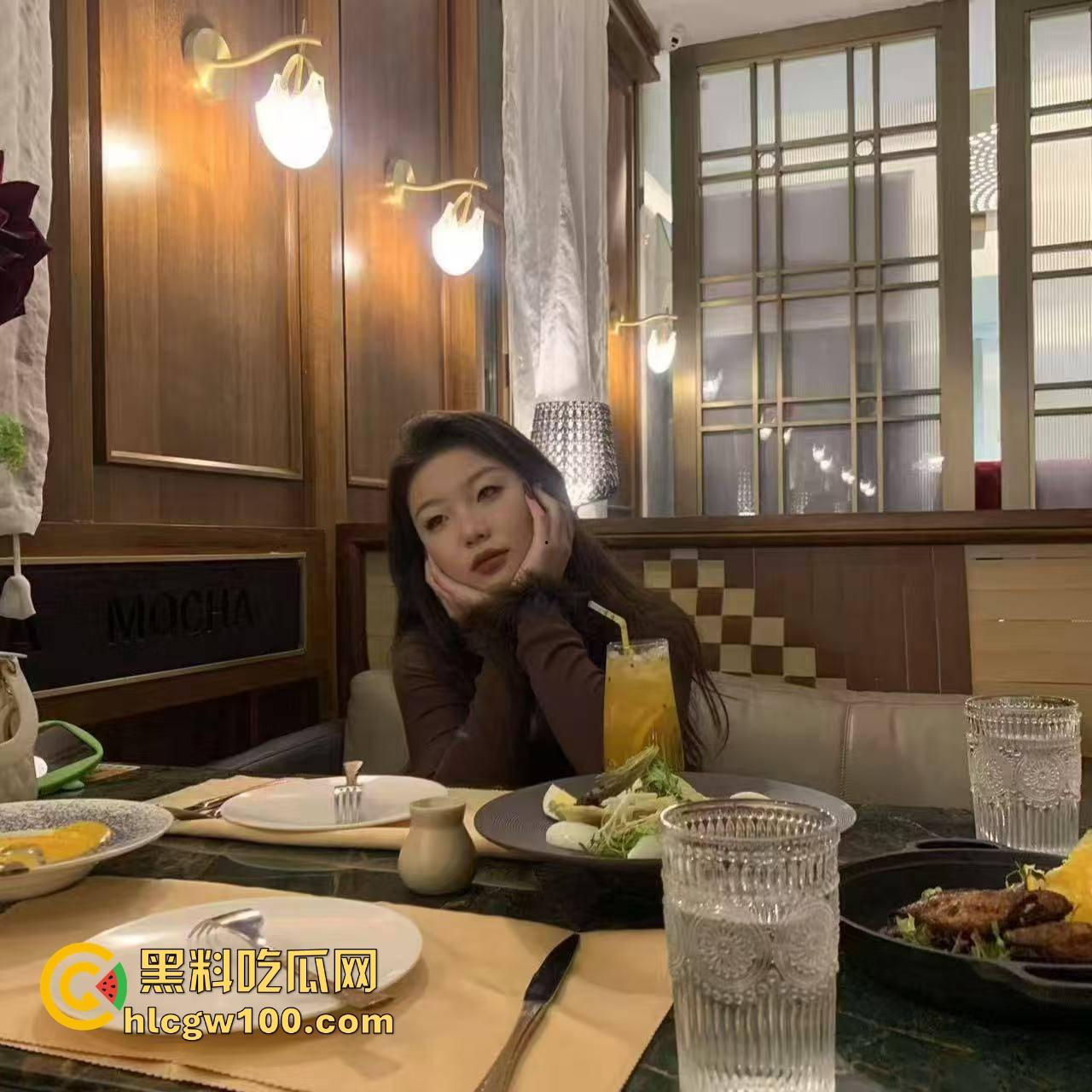 南京茶百道店长【李梅】夜晚跟老板玩激情车震，车上疯狂套弄，骚得像吸棒棒糖一样把老板爽翻！-4