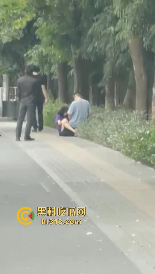 激情情侣马路边操逼！要不是有路人经过劝解还继续干，当路人都是你们两paly的一环呗！-2