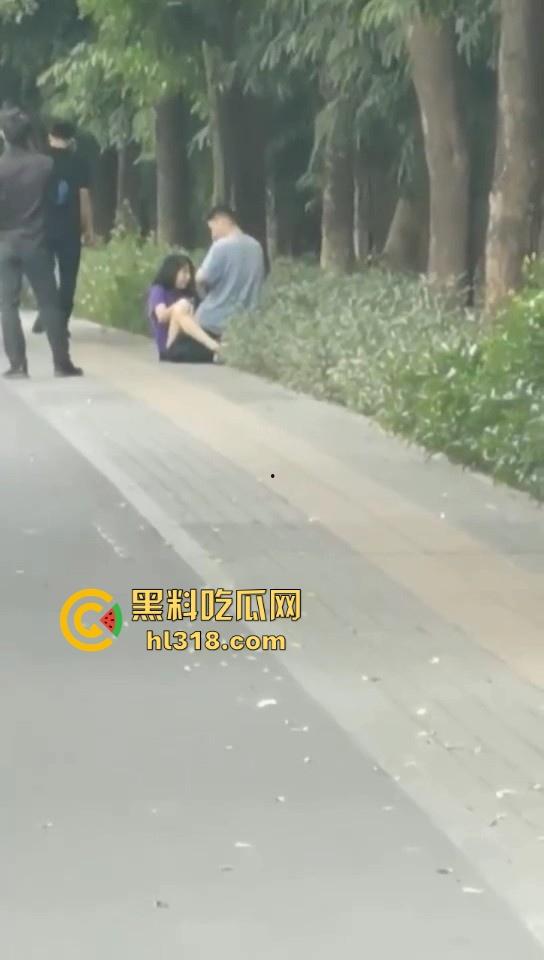 激情情侣马路边操逼！要不是有路人经过劝解还继续干，当路人都是你们两paly的一环呗！-3