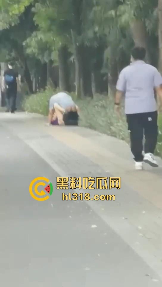 激情情侣马路边操逼！要不是有路人经过劝解还继续干，当路人都是你们两paly的一环呗！-4