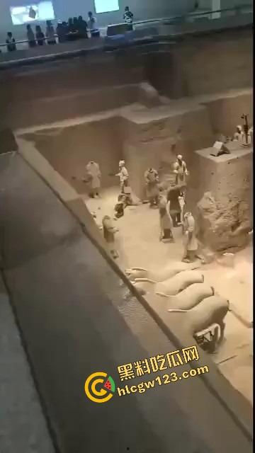 陕西兵马俑博物馆突发迷惑行为，男子纵身跳俑坑，推倒两尊陶俑再原地卧倒捂脸装雕像，景区直接封馆！-1