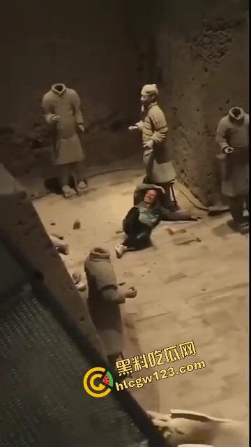 陕西兵马俑博物馆突发迷惑行为，男子纵身跳俑坑，推倒两尊陶俑再原地卧倒捂脸装雕像，景区直接封馆！-2