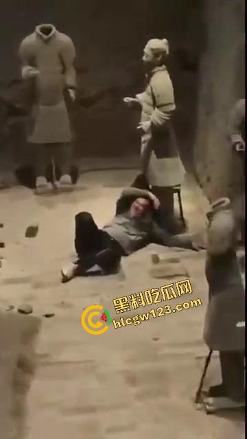 陕西兵马俑博物馆突发迷惑行为，男子纵身跳俑坑，推倒两尊陶俑再原地卧倒捂脸装雕像，景区直接封馆！-4