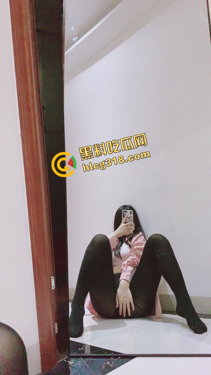 黑丝控天堂  女网友群里发黑丝自拍 问你们喜欢咬还是艹？咬咬咬 or 艹艹艹？回答我！-3