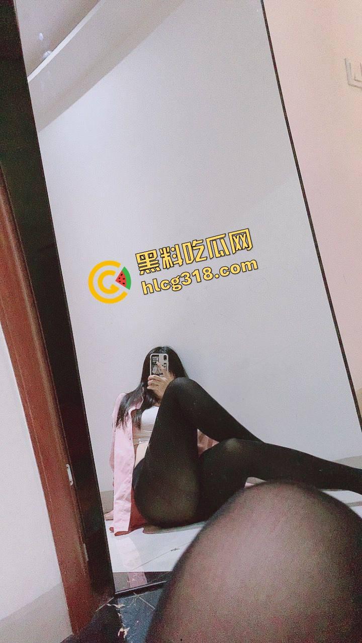 黑丝控天堂  女网友群里发黑丝自拍 问你们喜欢咬还是艹？咬咬咬 or 艹艹艹？回答我！-5