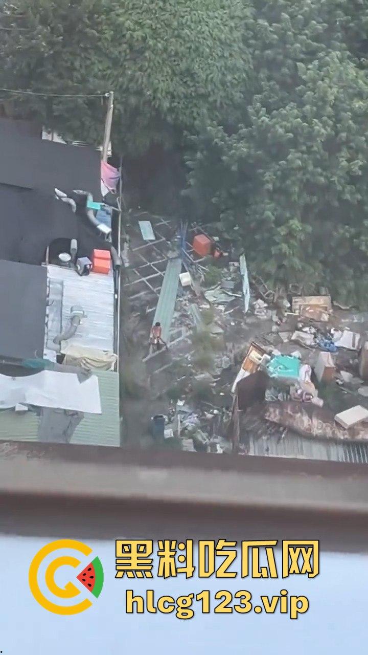 台中垃圾场狠人硬核骚操作！花式操雨伞，捅屁眼，吃瓜群众在高楼全程记录拍摄！-5
