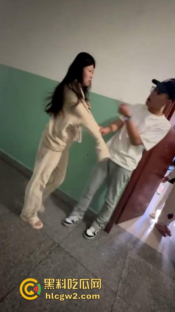 山东济宁学院【张梦琪】一女vs多男被男友发现 当众曝光多段聊骚记录 公交车也不过如此-9