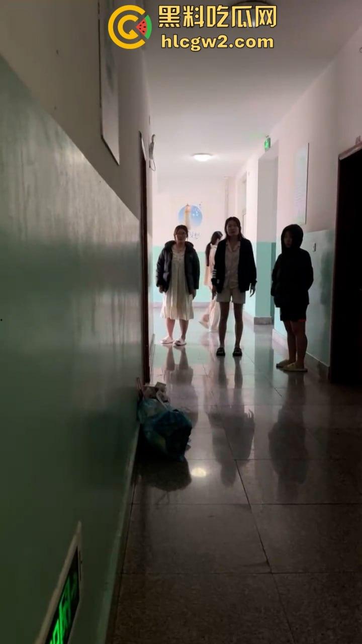 山东济宁学院【张梦琪】一女vs多男被男友发现 当众曝光多段聊骚记录 公交车也不过如此-15