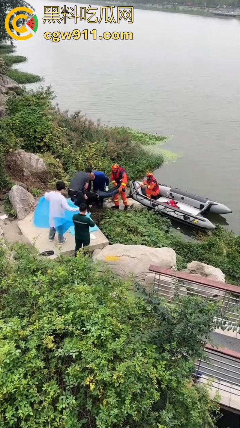 山东滕州荆河路荆河桥，附近打捞出一男子尸体，又是钓鱼佬发现的，疑似上游冲到下游，怀疑是为情自尽！-7