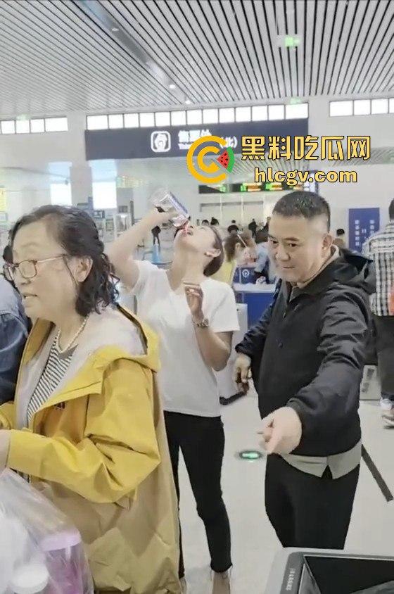人在囧途现实版『王宝强』喝酒上演！大哥带两大姐坐飞机，白酒不让带，三人安检口对瓶吹干！-1