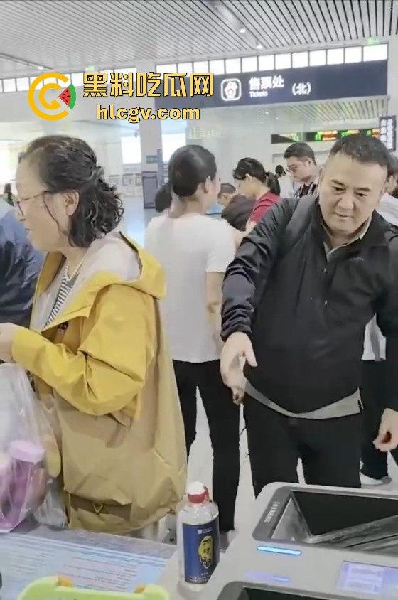人在囧途现实版『王宝强』喝酒上演！大哥带两大姐坐飞机，白酒不让带，三人安检口对瓶吹干！-9
