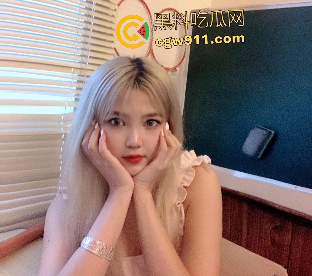 广西师范大学艺术生【陈力维】，口塞塞嘴挑逗男友视频，塞逼自慰，扬言一辈子当贱狗要舔鸡巴！-2