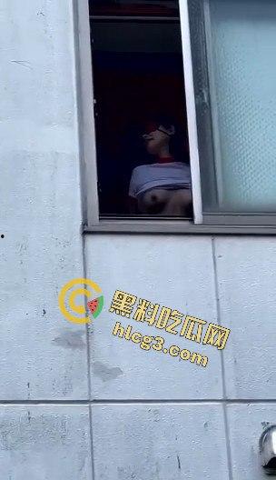 公共场所疯狂自慰，胆量堪比超级英雄，这样的行为真敢看！-1