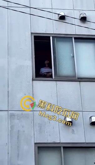 公共场所疯狂自慰，胆量堪比超级英雄，这样的行为真敢看！-3