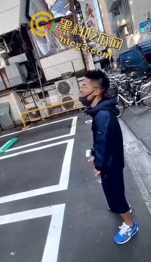 公共场所疯狂自慰，胆量堪比超级英雄，这样的行为真敢看！-4