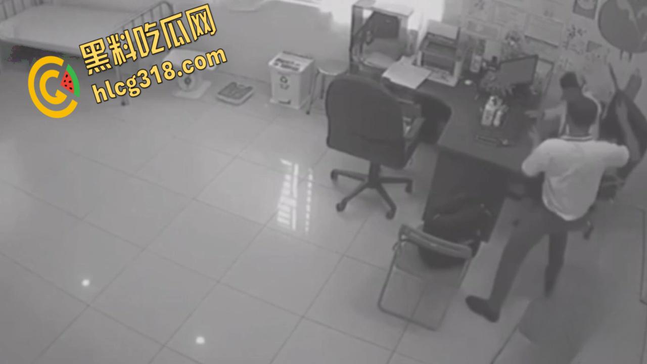 医院办公室医生双刀砍同事，鲜血喷溅刀刀致命，残酷场面血腥至极，这是有多大的仇 !-3