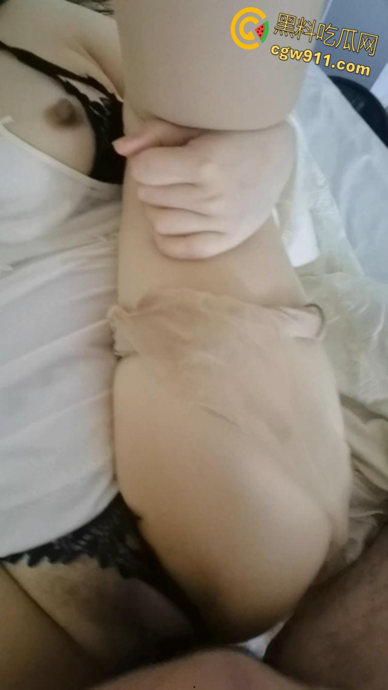 老婆为了挽回出轨的我，，穿上情趣睡衣性感丝袜，深喉口爆乳交调情，女人就应该被调教开发才好玩 ！-7