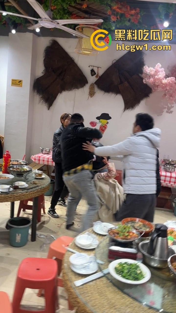 南昌辉仔与胖子大锅菜抓奸现场大打出手!头破血流,整个店的人都吃瓜,饭都吃不成!-4