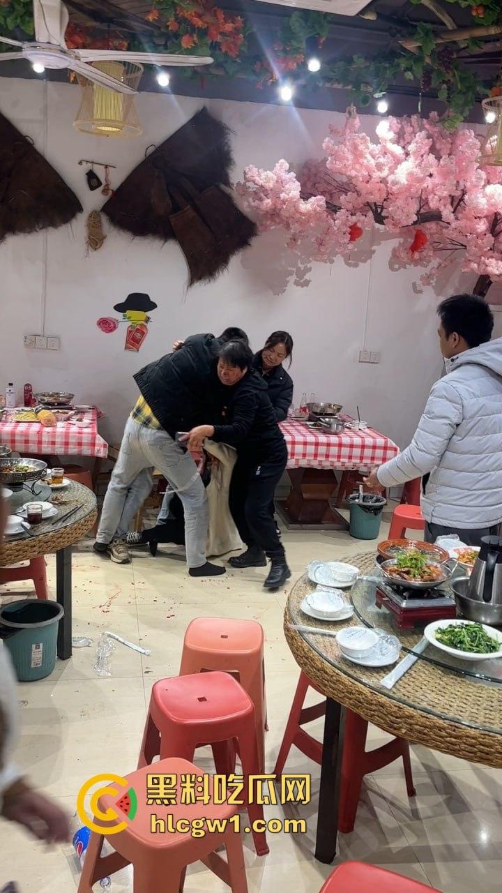 南昌辉仔与胖子大锅菜抓奸现场大打出手!头破血流,整个店的人都吃瓜,饭都吃不成!-5