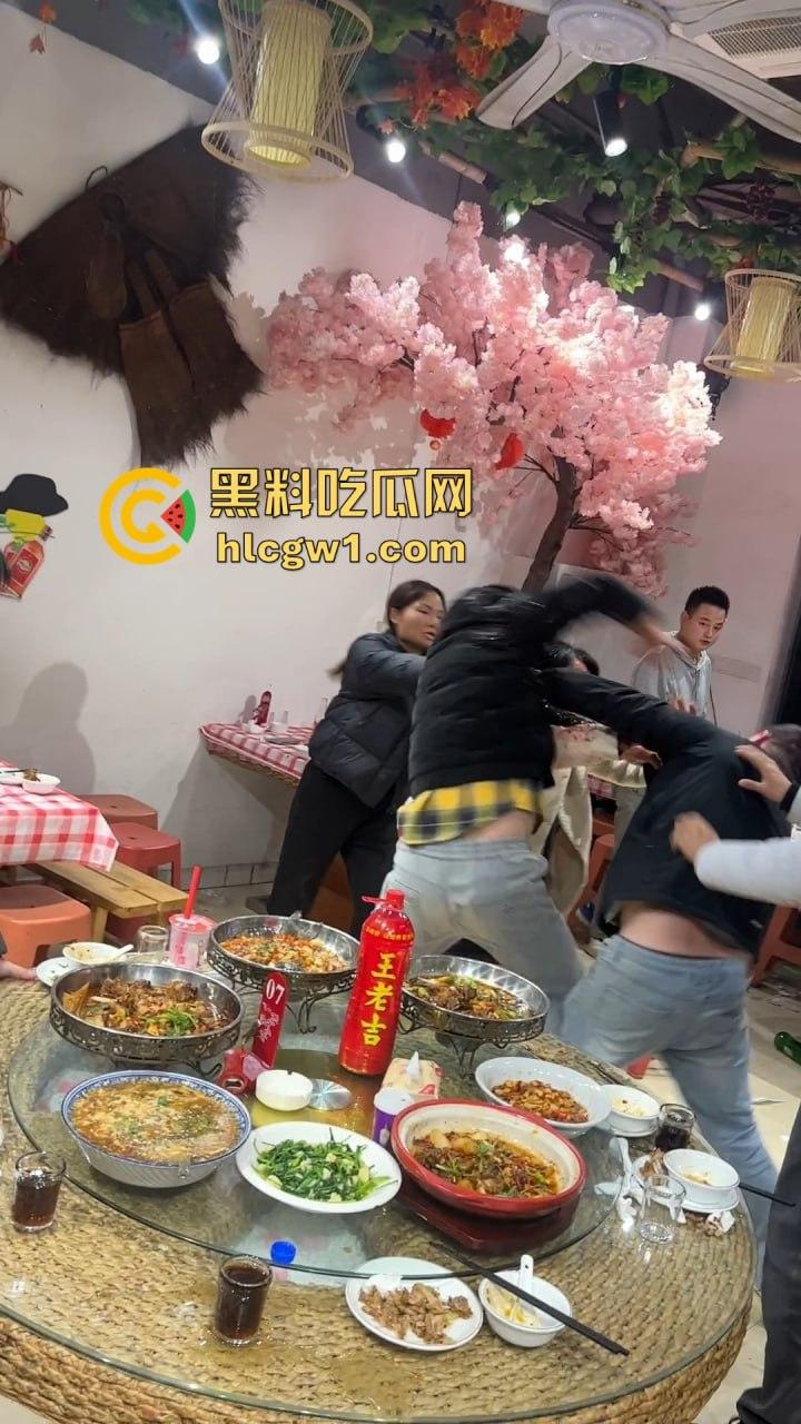 南昌辉仔与胖子大锅菜抓奸现场大打出手!头破血流,整个店的人都吃瓜,饭都吃不成!-8