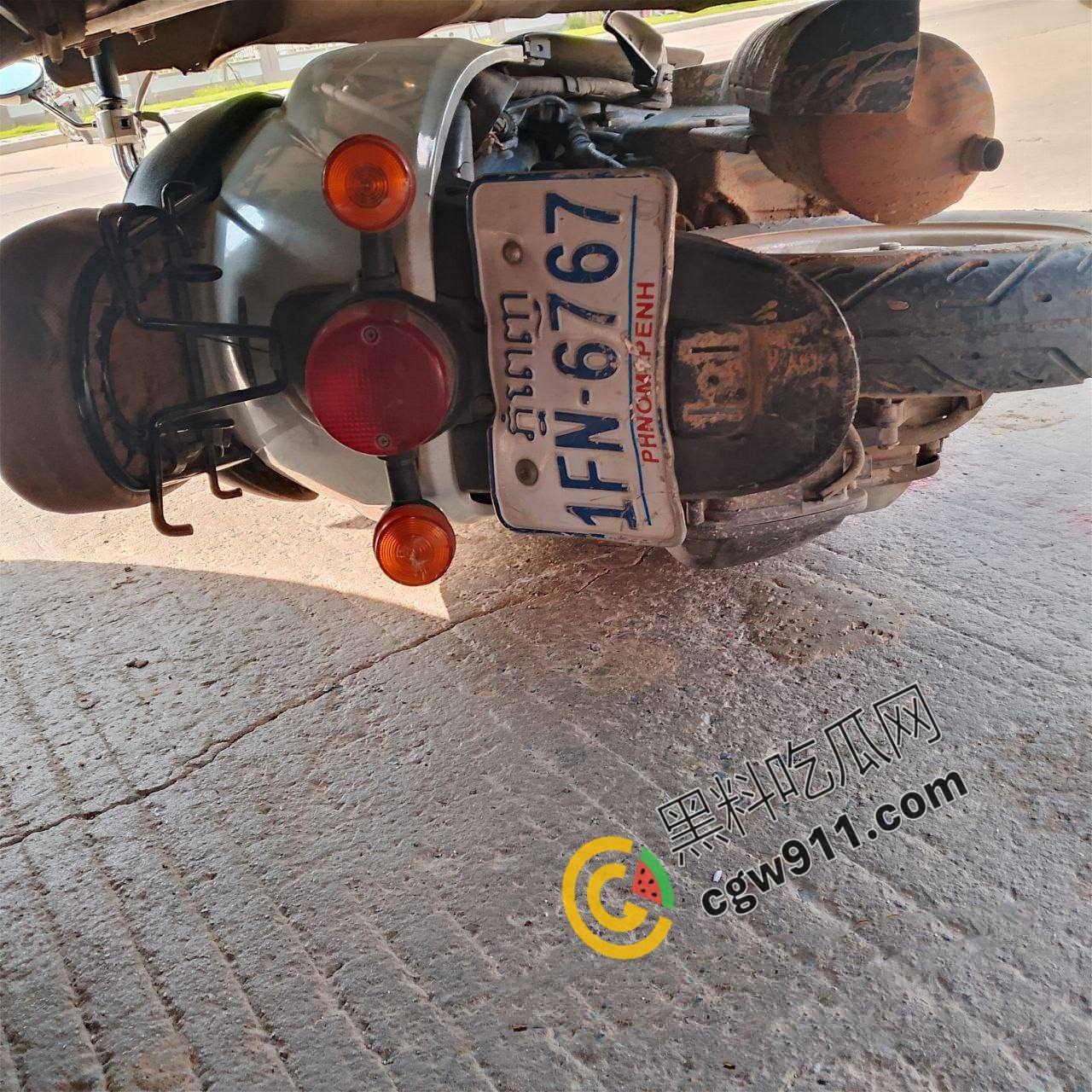 惨烈车祸现场，精神小伙骑车飙出火葬场悲剧！鲜血肠子满地，围观群众震惊想吐，惨不忍睹！-2