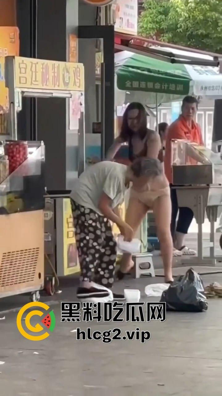 福建疯女人当街发疯!穿着内衣拿锅铲狂砸摊位,路过阿姨无辜挨锤头破血流!-2