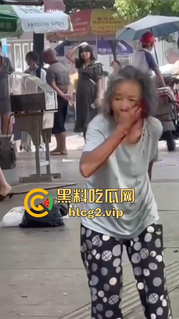 福建疯女人当街发疯!穿着内衣拿锅铲狂砸摊位,路过阿姨无辜挨锤头破血流!-4
