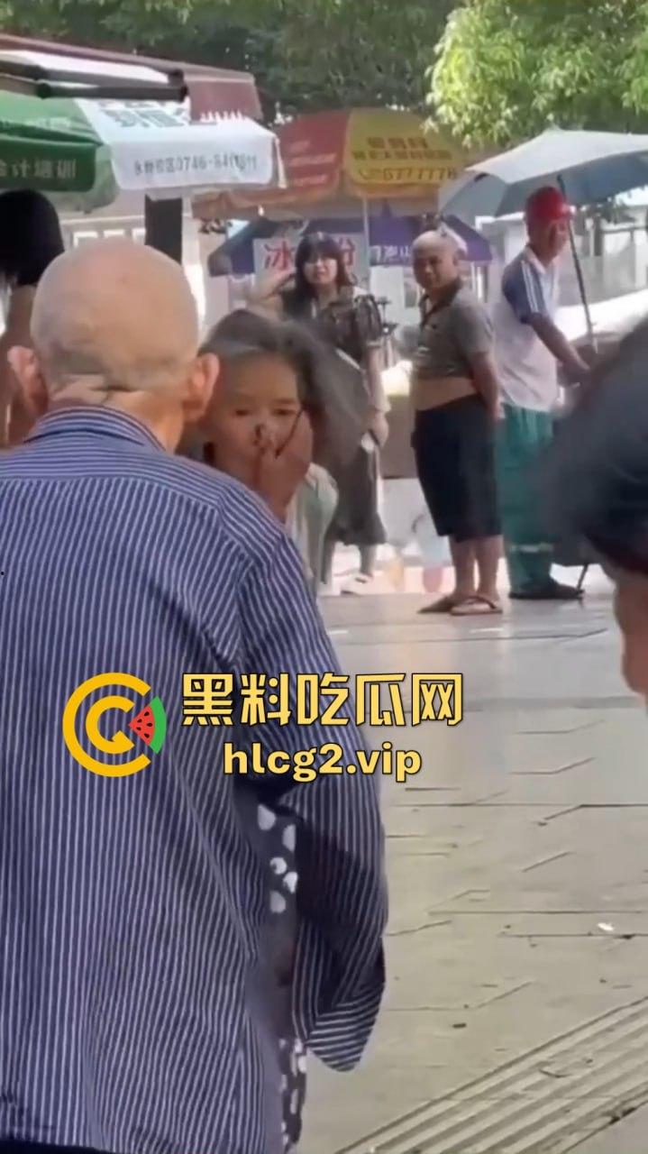 福建疯女人当街发疯!穿着内衣拿锅铲狂砸摊位,路过阿姨无辜挨锤头破血流!-5