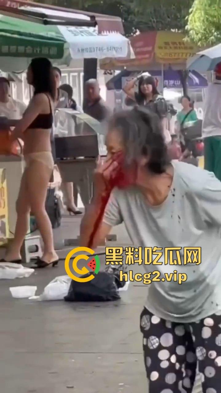 福建疯女人当街发疯!穿着内衣拿锅铲狂砸摊位,路过阿姨无辜挨锤头破血流!-6