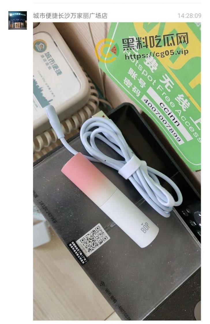 长沙女网友开房邀请两名男网友跨年 当晚要求3p 吓得男网友提裤就跑 气的女的在房间到处拉屎撒尿 场面惨不忍睹-7