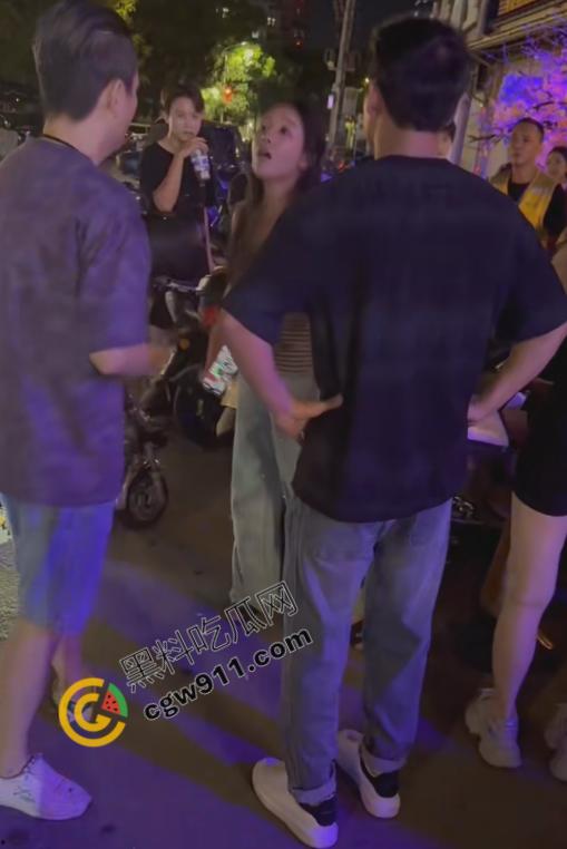 重庆破晓民谣酒馆门【吴继钰】出轨现场：婆媳联手捉奸，现场大乱斗，尖叫声阵阵，围观者疯狂拍照，醉酒男主角尴尬绝望！-6