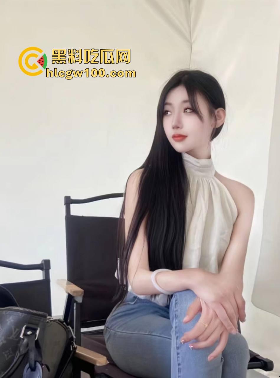 富哥希尔顿酒店大战三骚货 一个鸡巴三张嘴抢着舔 抢不到的母狗直接趴地舔脚 服务拉满谁看了不酸?-3