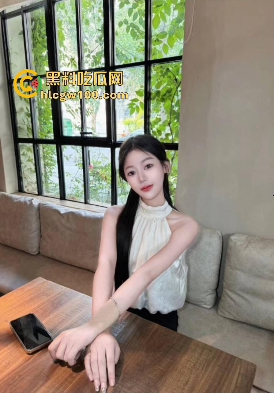 富哥希尔顿酒店大战三骚货 一个鸡巴三张嘴抢着舔 抢不到的母狗直接趴地舔脚 服务拉满谁看了不酸?-5