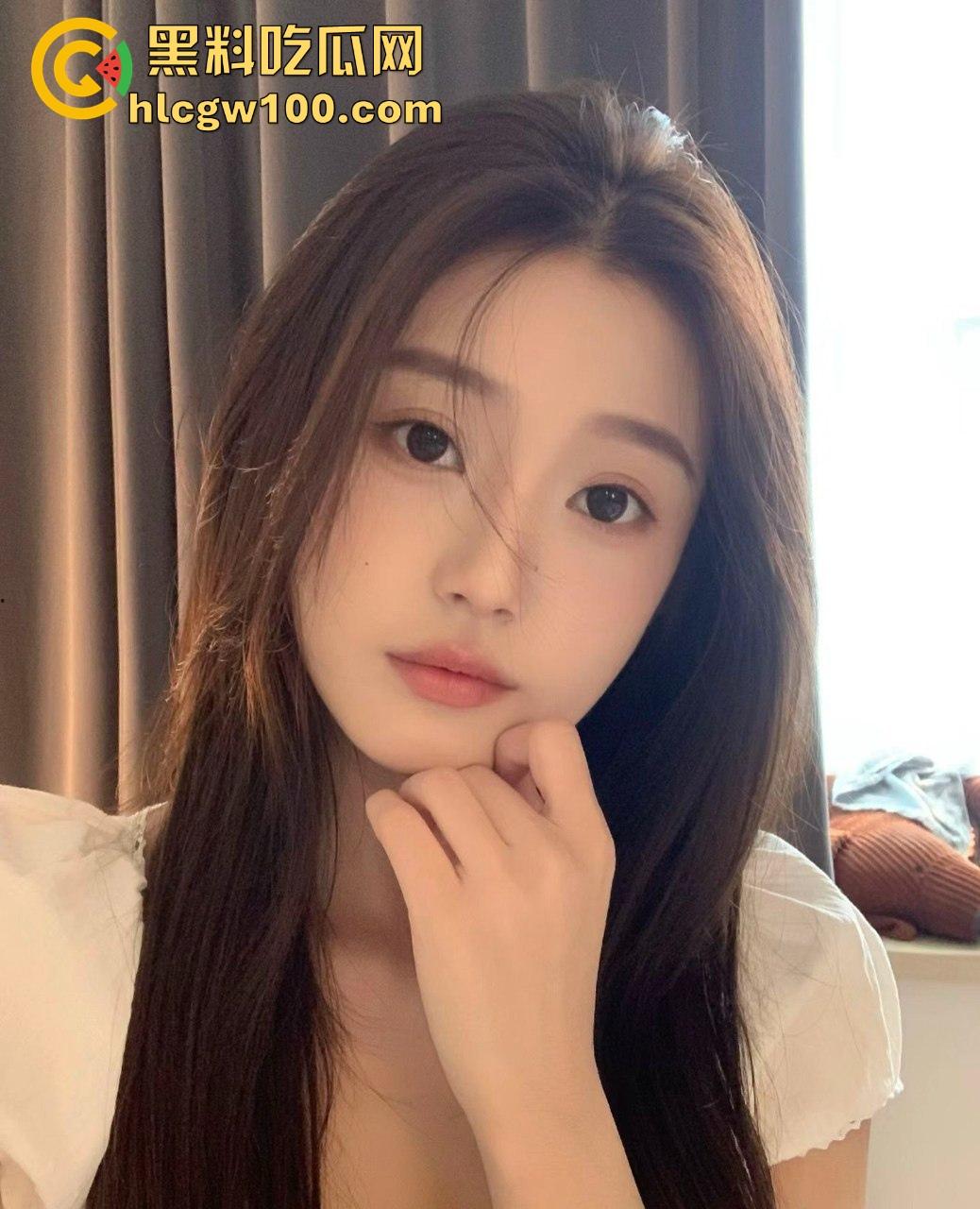 富哥希尔顿酒店大战三骚货 一个鸡巴三张嘴抢着舔 抢不到的母狗直接趴地舔脚 服务拉满谁看了不酸?-6