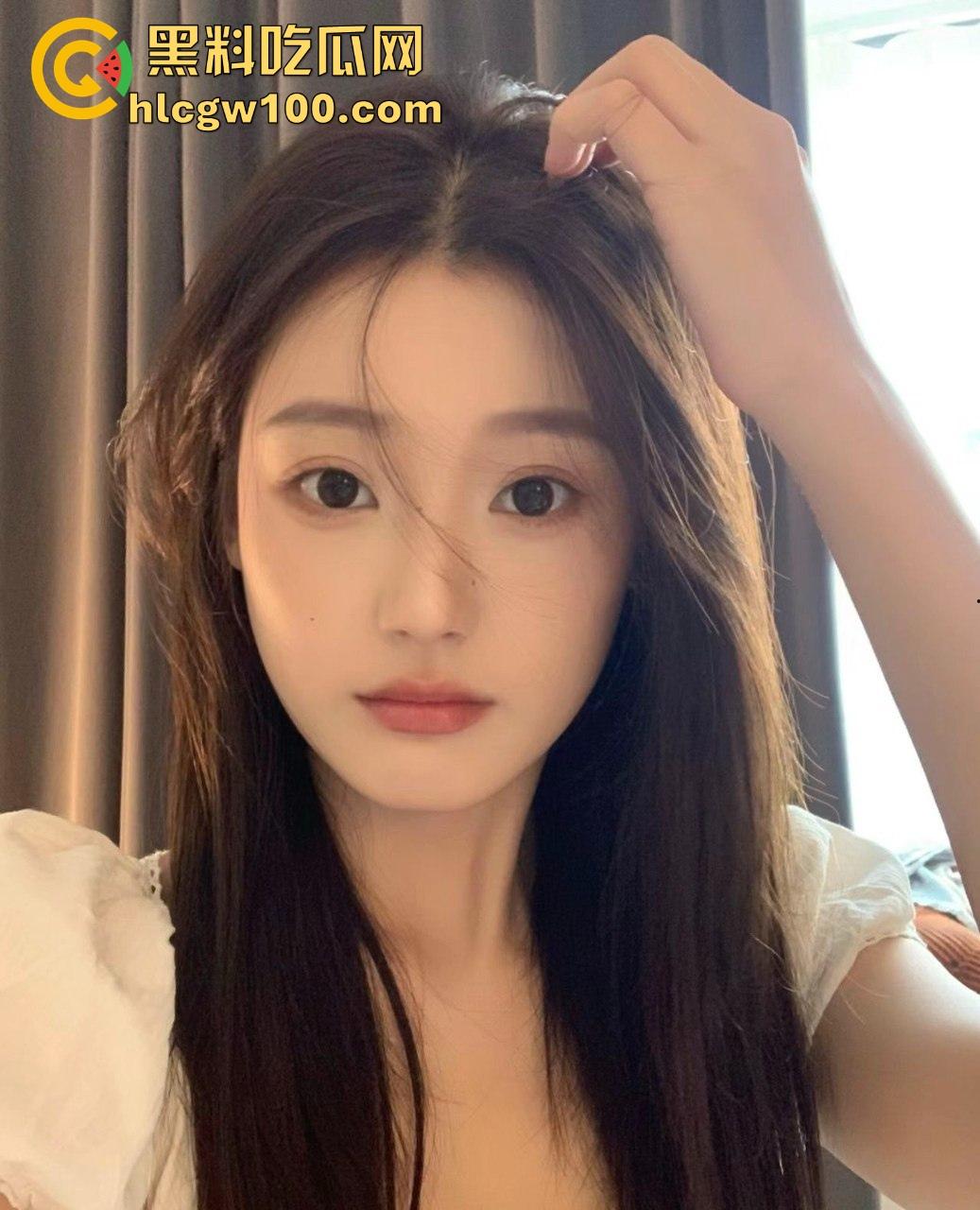 富哥希尔顿酒店大战三骚货 一个鸡巴三张嘴抢着舔 抢不到的母狗直接趴地舔脚 服务拉满谁看了不酸?-7