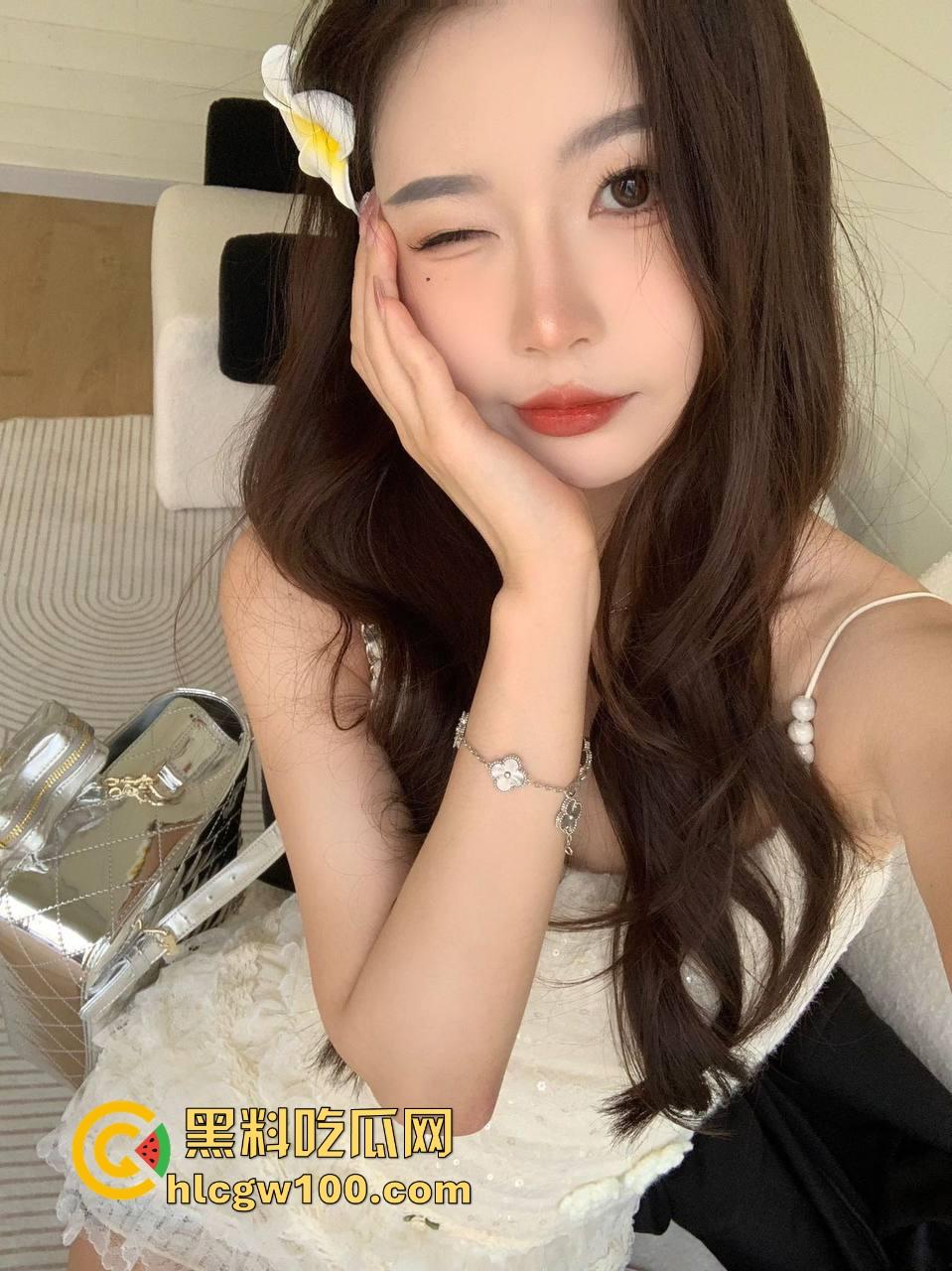 富哥希尔顿酒店大战三骚货 一个鸡巴三张嘴抢着舔 抢不到的母狗直接趴地舔脚 服务拉满谁看了不酸?-10