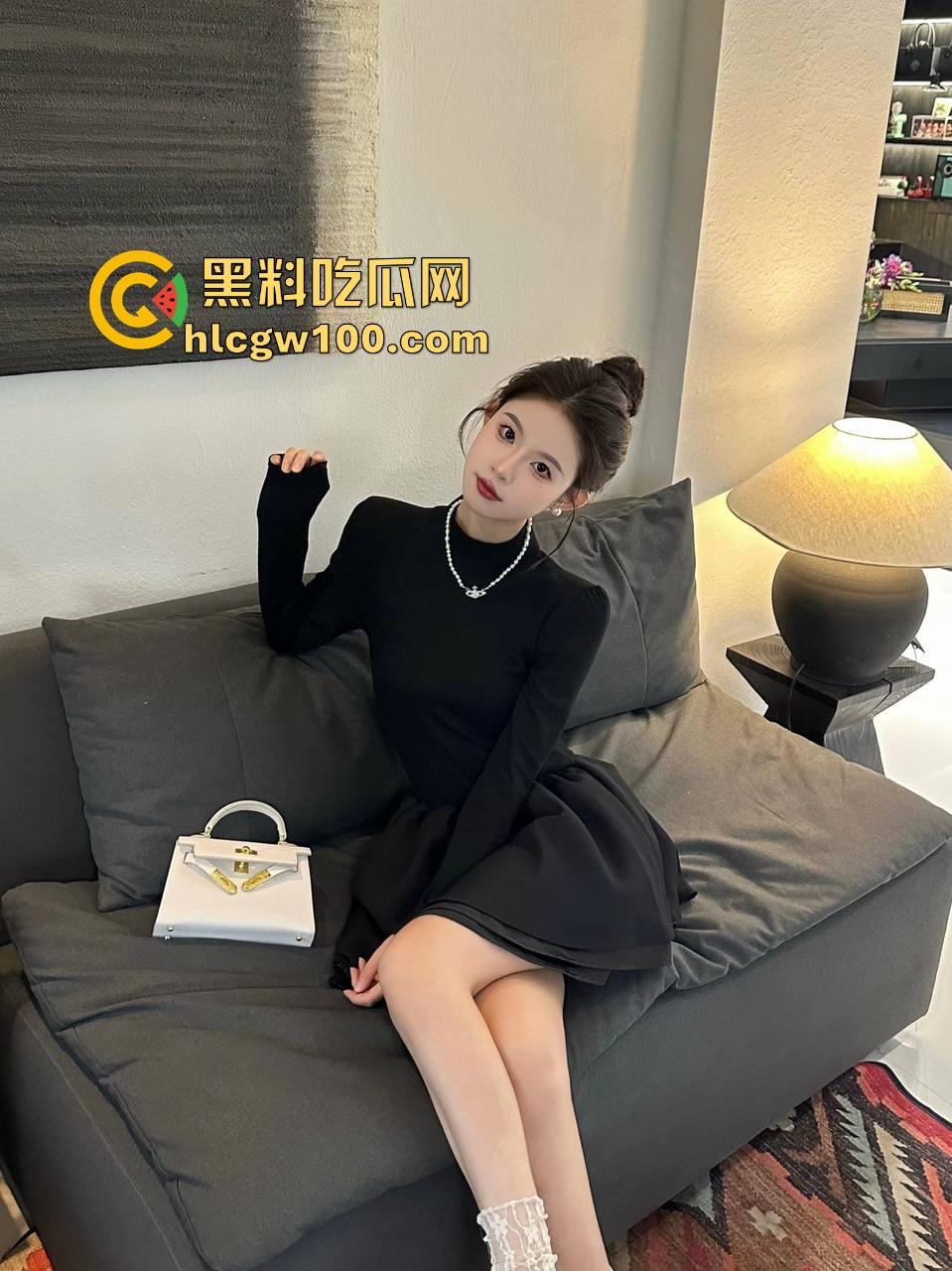 富哥希尔顿酒店大战三骚货 一个鸡巴三张嘴抢着舔 抢不到的母狗直接趴地舔脚 服务拉满谁看了不酸?-11