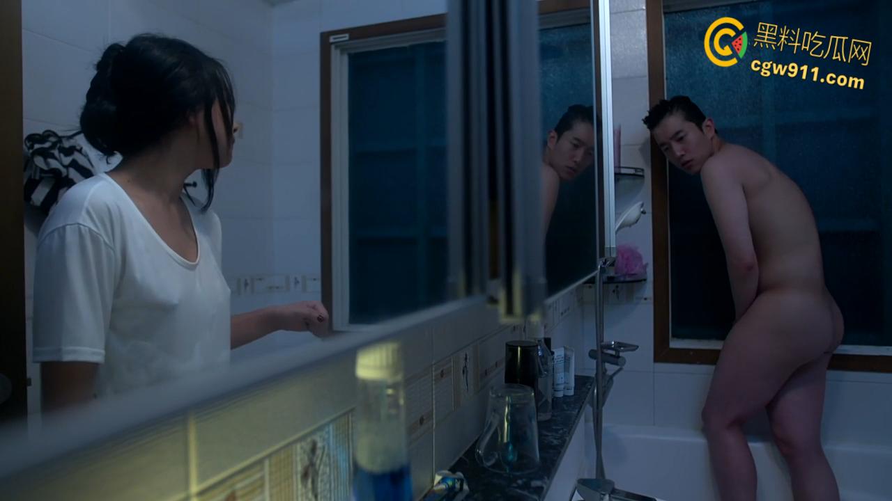 韩国三级片《妈妈的朋友2》，暑假邀约小伙惨遭偷家，饥渴少妇疯狂挑逗，厨房口交一直干到床上狂肏！-7