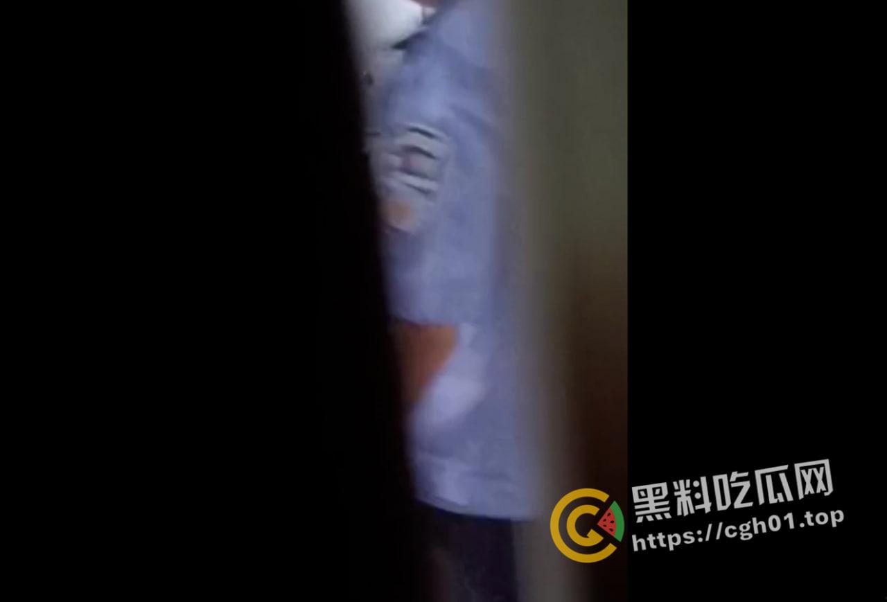 真勇士!警察局女厕所偷拍 白嫩警花的大屁股 明知山有虎 偏向虎山行-1