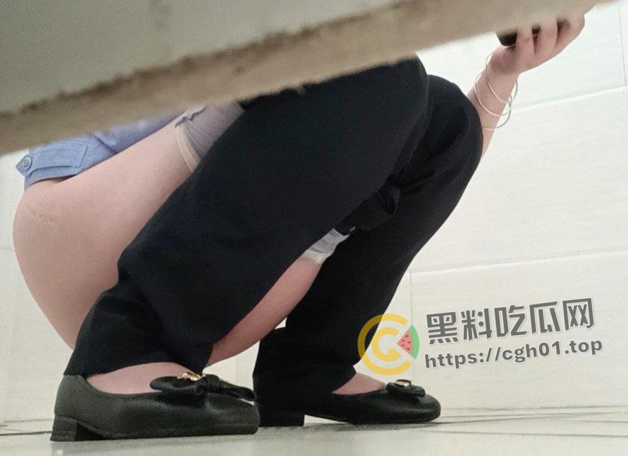 真勇士!警察局女厕所偷拍 白嫩警花的大屁股 明知山有虎 偏向虎山行-6