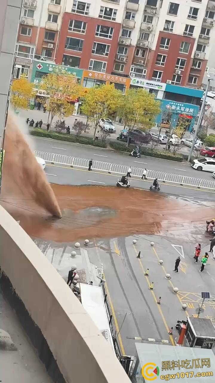 山西太原晋煤悦城,暖气主管道破裂嗷嗷喷水,高温热水裹挟泥沙喷涌而出,水柱高达数米 !-1