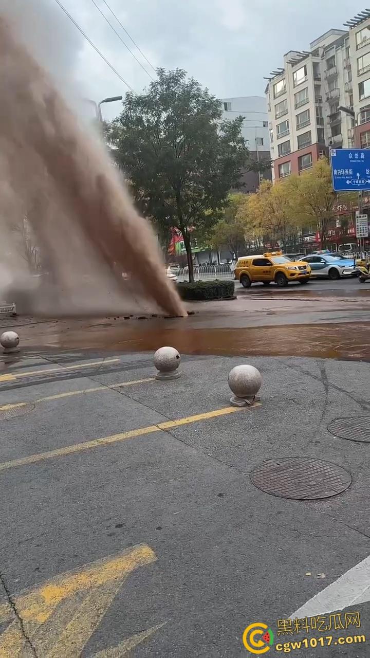 山西太原晋煤悦城,暖气主管道破裂嗷嗷喷水,高温热水裹挟泥沙喷涌而出,水柱高达数米 !-4
