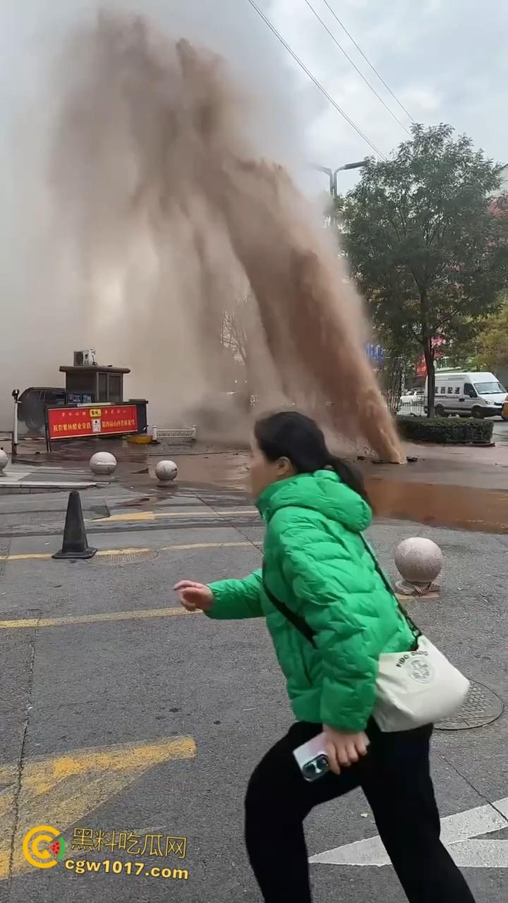 山西太原晋煤悦城,暖气主管道破裂嗷嗷喷水,高温热水裹挟泥沙喷涌而出,水柱高达数米 !-5