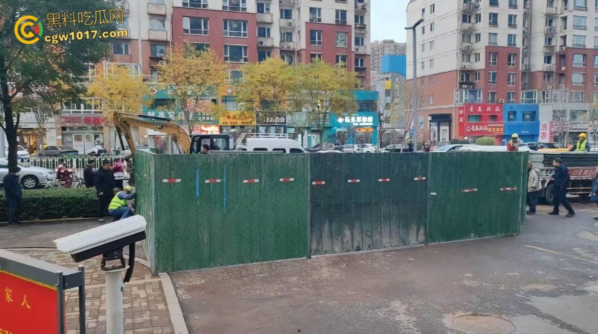 山西太原晋煤悦城,暖气主管道破裂嗷嗷喷水,高温热水裹挟泥沙喷涌而出,水柱高达数米 !-7