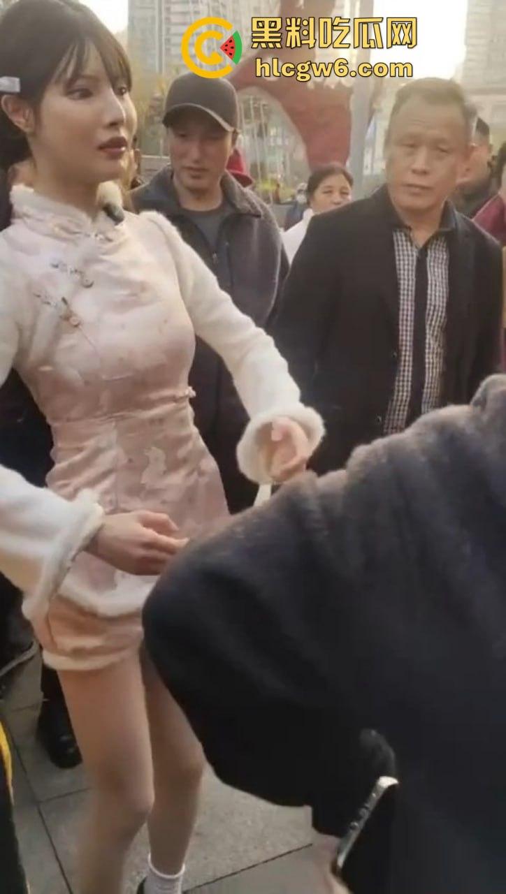 成都街头惊现高仿真女机器人 质感逼真颜值满分 大妈大爷当场看懵 五姑娘快退休了 野鸡逼价要崩盘了！-5