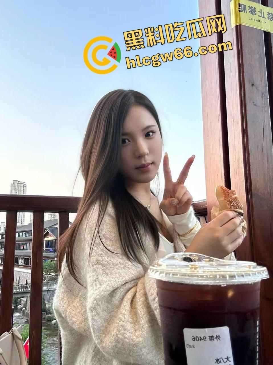 福州最骚反差婊『孙俞』白天装学霸晚上嫩鲍喷水被操翻，边叫边夹射三次，一炮下去榨出整瓶营养快线！-4