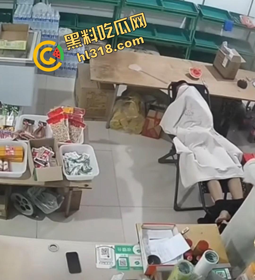 大白天门店打飞机被顾客撞见，店主骚到开着门撸管，顾客进门直接吓懵，这饥渴劲头是真服了！-3